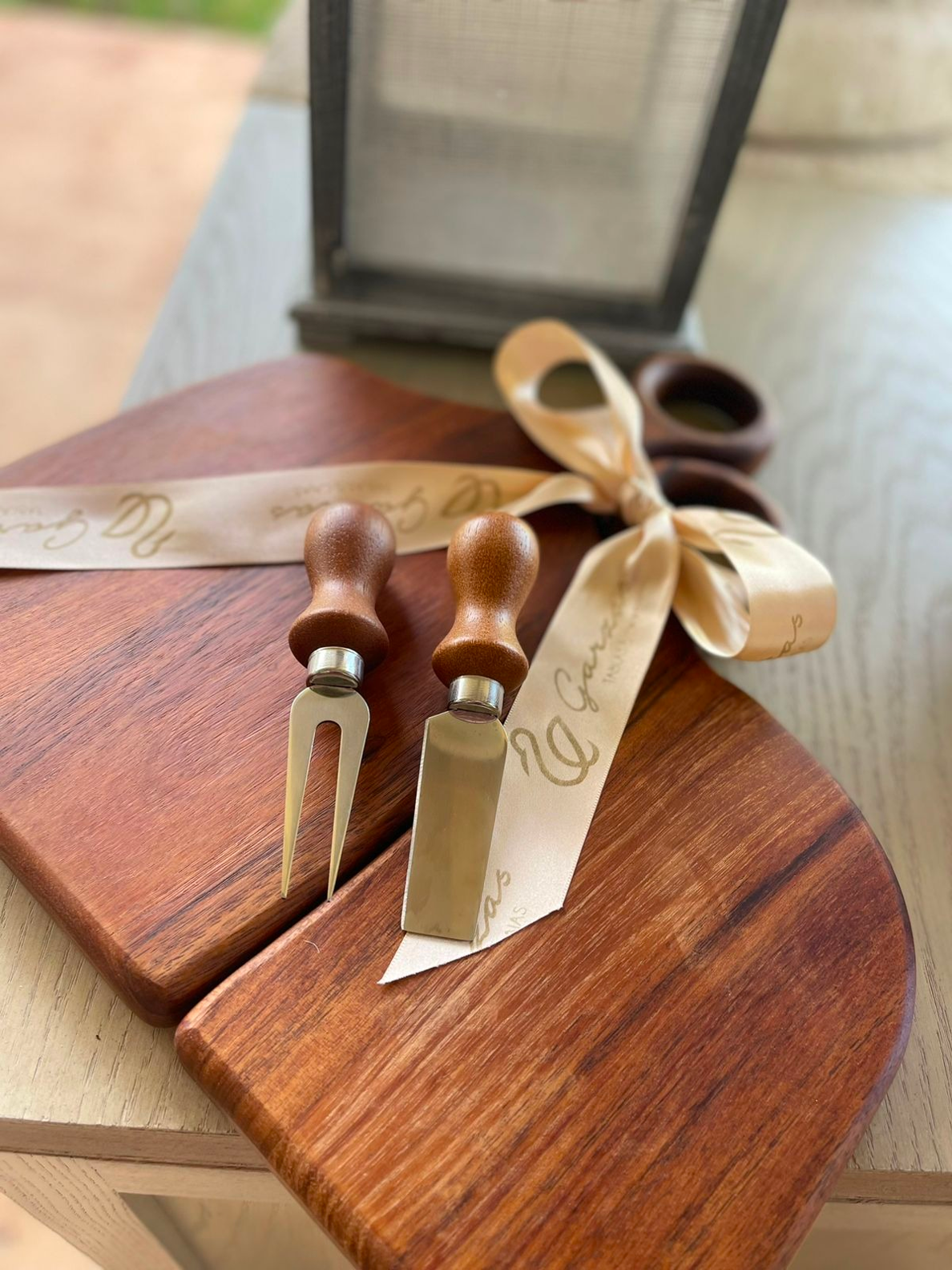 Dúo de Tablas con Cúchillos para Quesos