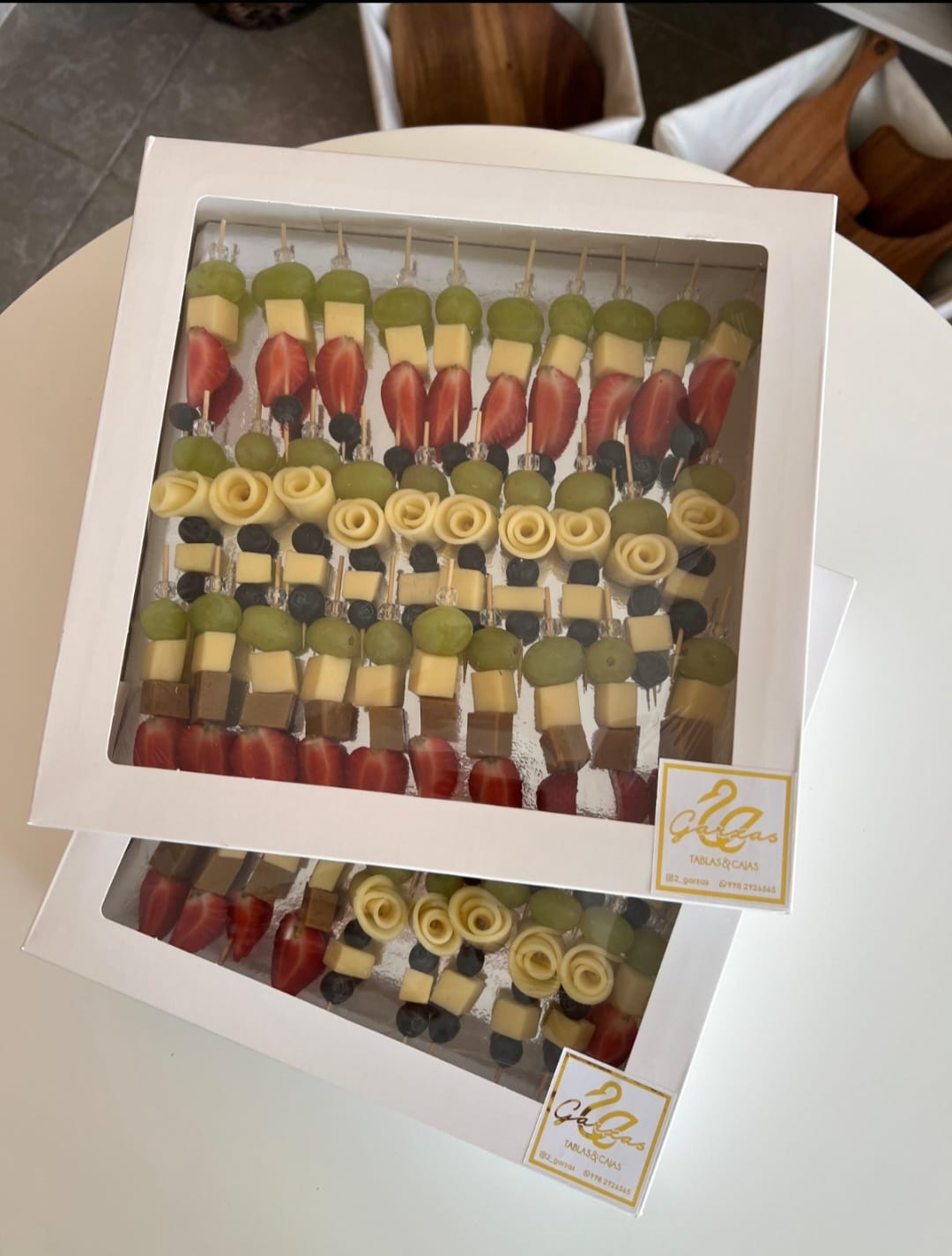 Brochetas de quesos y fruta