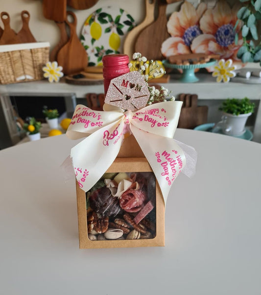Mini Botella de Vino Rosado con Mini Caja de Charcutería